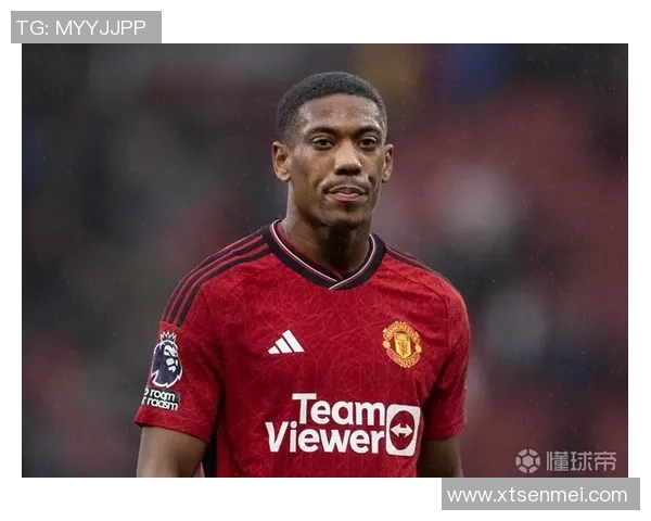 法国足球球星马夏尔亲自示范写字技巧展现个人独特魅力